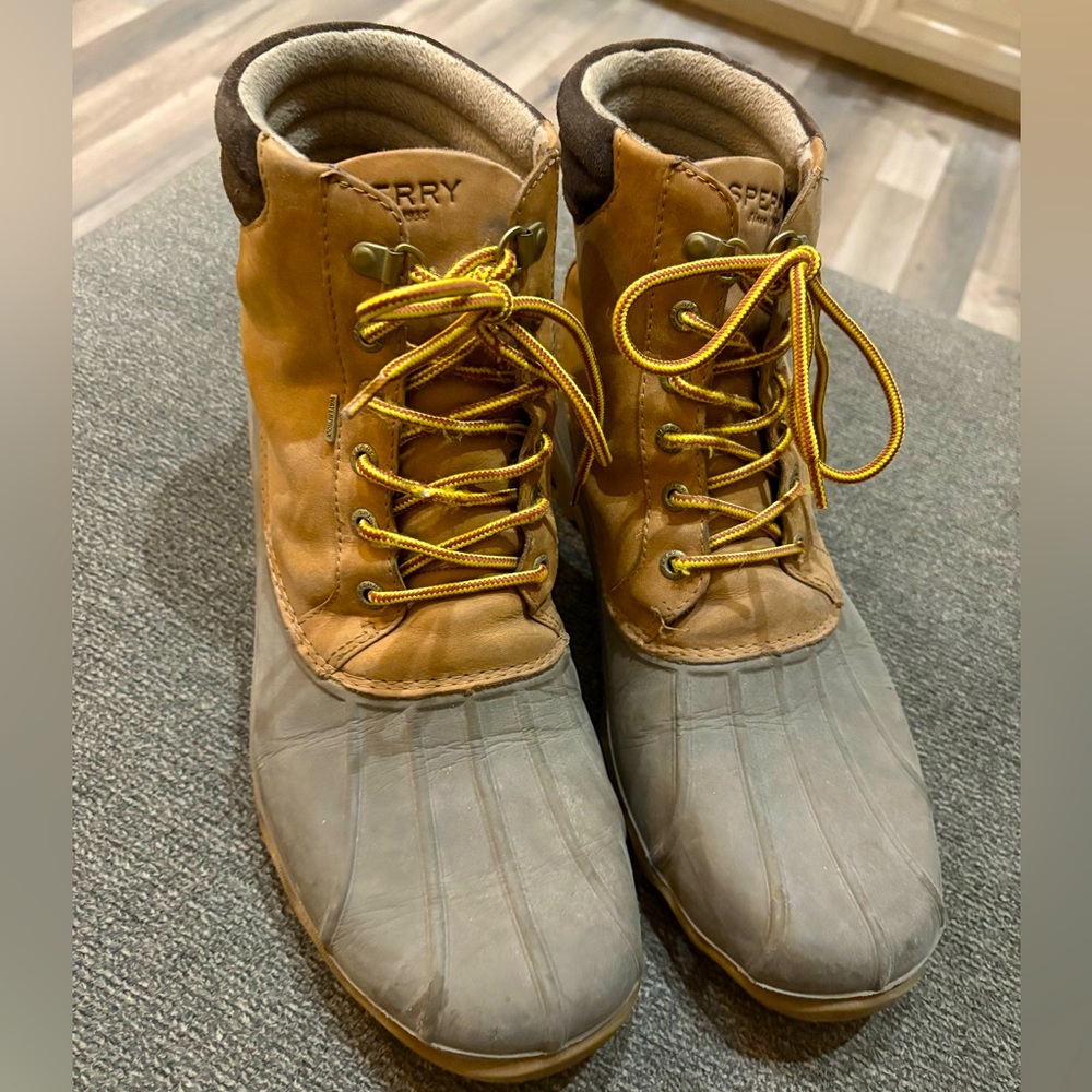 Men’s Sperry Tan and Gray Boots with Waterproof Design EUC